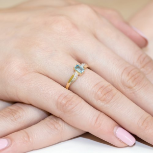 Zaręczynowy pierścionek z Topazem 0,65ct i Brylantami białe złoto próby 585. W-0094BT